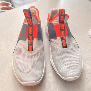 Nike, grau orange, black- Boys sz 5